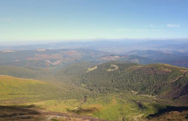 Ukrayna Karpatlarının gökyüzü ve bulutların arka planında asılı duran Hoverla Dağı manzarası