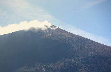 Ukrayna Karpatlarının gökyüzü ve bulutların arka planında asılı duran Hoverla Dağı manzarası