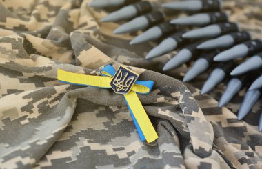 Ukrayna sembolü ve bir Ukraynalı askerin kamuflaj üniformasında makineli tüfek kemeri. Ukrayna 'daki savaş kavramı, vatanseverlik ve ülkenizi Rus işgalcilerden korumak.