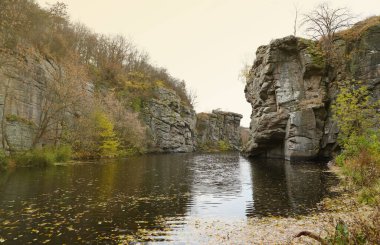 Bukski Kanyonu 'nun granit kayalıkları ve Girskyi Tikych Nehri. Resimli manzara ve Ukrayna turizminin güzel yeri