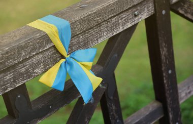 Ulusal Ukrayna bayrağının renginde kurdeleler tırabzana bağlıdır. Sarı-mavi bantlar