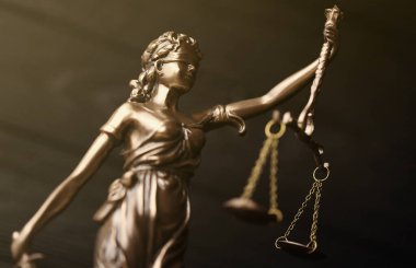 Adalet Anıtı. Adalet Anıtı ya da Roma Adalet Tanrıçası. Siyah ahşap duvardaki heykel. Yargı, mahkeme süreci ve avukatların işgali kavramı