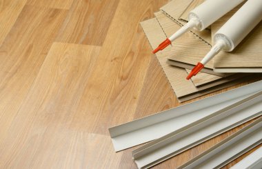 PVC tavan çalışması için malzeme seti. Yapıştırıcı şişeler ve plastik köşeli PVC paneller. Kapalı VPC kaplama kiti. İç yenileme çalışmaları veya inşaat malzemeleri