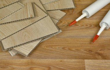 PVC tavan çalışması için malzeme seti. Yapıştırıcı şişeler ve PVC paneller monte edin. Kapalı VPC kaplama kiti. İç yenileme çalışmaları veya inşaat malzemeleri