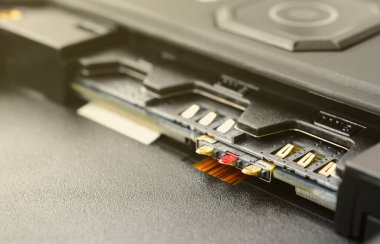 Geniş bant 5g mobil iletişim teknoloji kavramı. Modern smartphone içinde çift SIM kart yuvası. Uluslararası mobil abone kimlik modülü SIM depolar. IMSI numarası