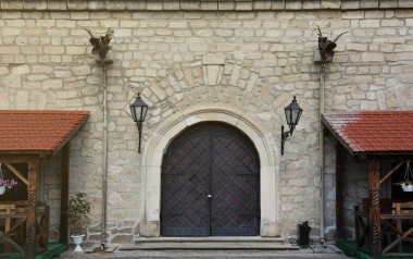 18. yüzyılın kalesinden ya da kalesinden yapılmış tuğladan taş duvarlı çok eski katı bir kapı. Kapısı kapalı, tam çerçeve duvar.