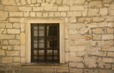 18. yüzyılın kalesinden ya da kalesinden yapılmış tuğladan bir duvarın çok eski penceresi. Pencereyi kapatan tam çerçeve duvarı