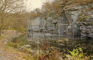 Bukski Kanyonu 'nun granit kayalıkları ve Girskyi Tikych Nehri. Resimli manzara ve Ukrayna turizminin güzel yeri