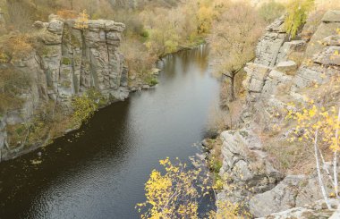 Bukski Kanyonu 'nun granit kayalıkları ve Girskyi Tikych Nehri. Resimli manzara ve Ukrayna turizminin güzel yeri