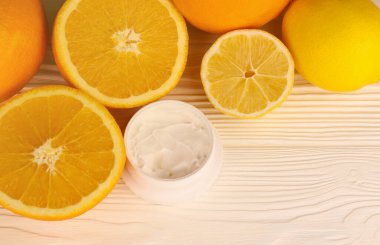 Turunçgil özlü krema. Seçici odaklanma. Spa günü, limon ve portakal özlü tazelik kremi konsepti.