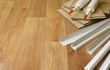 PVC tavan çalışması için malzeme seti. Yapıştırıcı şişeler ve plastik köşeli PVC paneller. Kapalı VPC kaplama kiti. İç yenileme çalışmaları veya inşaat malzemeleri