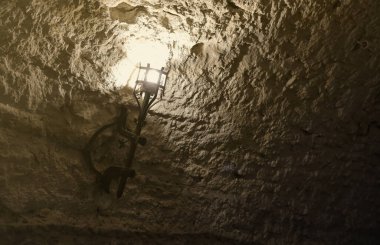 Bir taş duvar, vintage nesneler ve arka plan asılı ışıklı ortaçağ kale meşale