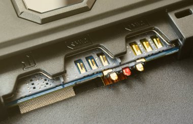 Geniş bant 5g mobil iletişim teknoloji kavramı. Modern smartphone içinde çift SIM kart yuvası. Uluslararası mobil abone kimlik modülü SIM depolar. IMSI numarası