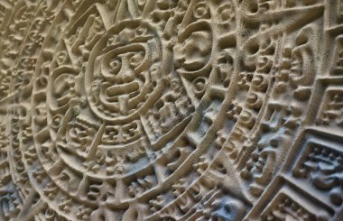Antik Maya Takvimi veya Aztek takvimi kabaca kabataslak kabartma yüzeyi açık havada