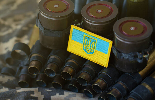 Украинский символ на пулемётном поясе лежит на украинском пиксельном военном камуфляже вблизи