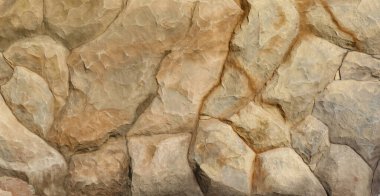 Hafif kaba doğal kaya arkaplanı. Maden kayalıkları ön yüzeye çıkıyor. Büyük bir kireçtaşı yığını. Ağır grunge hasarlı granit blok dokusu. Tasarım için antik ortaçağ taşlı cephesini kır