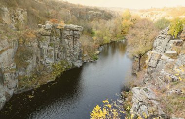 Bukski Kanyonu 'nun granit kayalıkları ve Girskyi Tikych Nehri. Resimli manzara ve Ukrayna turizminin güzel yeri