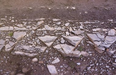 Dağlık bölgede parçalanmış taşlar yüzeye çıkıyor. Doğal ışık ile düz doku