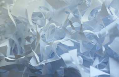 Parçalanmış kağıt dokusu arka planı, birçok beyaz kağıt şeritinin üst görüntüsü. Parti için konfeti gibi kesilmiş kağıt yığını ya da kırılgan eşyaları taşımak için kutu doldurucu.