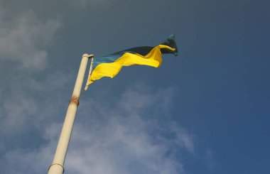 Mavi gökyüzünde dalgalanan Ukrayna bayrağı. Büyük sarı Ukrayna bayrağı, Dnipro şehri, Bağımsızlık Anayasa Günü, Ulusal bayram