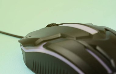 Mavi bir arka plan üzerinde siyah oyun optik fare closeup. Cihaz cybersport ve online video oyunları