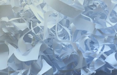 Parçalanmış kağıt dokusu arka planı, birçok beyaz kağıt şeritinin üst görüntüsü. Parti için konfeti gibi kesilmiş kağıt yığını ya da kırılgan eşyaları taşımak için kutu doldurucu.