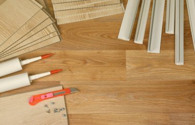 PVC tavan çalışması için malzeme seti. Yapıştırıcı şişeler ve plastik köşeli PVC paneller. Kapalı VPC kaplama kiti. İç yenileme çalışmaları veya inşaat malzemeleri
