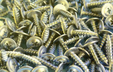Küçük gümüş vida çoğu büyük kaotik küme içinde. Makro görünümü kapatın