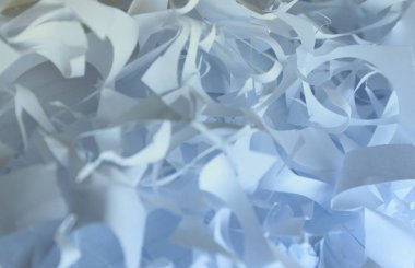 Parçalanmış kağıt dokusu arka planı, birçok beyaz kağıt şeritinin üst görüntüsü. Parti için konfeti gibi kesilmiş kağıt yığını ya da kırılgan eşyaları taşımak için kutu doldurucu.