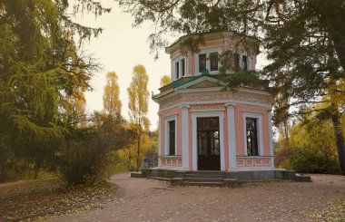 Sofiyivka Park, Uman, Ukrayna 'daki Anti-Kirke Adası' ndaki Pembe Pavyon manzarası güneşli sonbahar gününde.