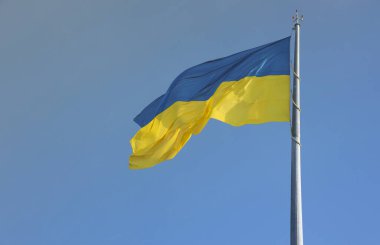 Mavi gökyüzünde kırpma yolu ile izole edilmiş Ukrayna bayrağı. Ukrayna 'nın el sallayan sancağını kapat. Avrupa özgürlük ülkesi Ukrayna 'nın uzun bayrak sembolü