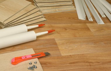 PVC tavan çalışması için malzeme seti. Yapıştırıcı şişeler ve plastik köşeli PVC paneller. Kapalı VPC kaplama kiti. İç yenileme çalışmaları veya inşaat malzemeleri