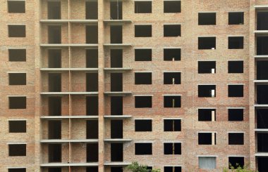 İnşaat halindeki binaları ve çok katlı evleri olan büyük bir şantiye manzarası. Konut yenileme kavramı