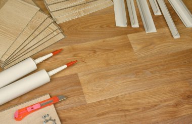 PVC tavan çalışması için malzeme seti. Yapıştırıcı şişeler ve plastik köşeli PVC paneller. Kapalı VPC kaplama kiti. İç yenileme çalışmaları veya inşaat malzemeleri