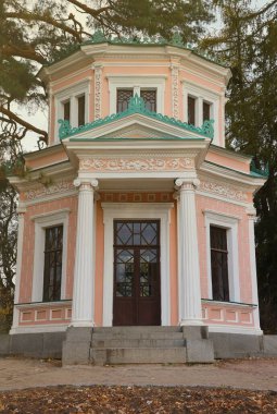Sofiyivka Park, Uman, Ukrayna 'daki Anti-Kirke Adası' ndaki Pembe Pavyon manzarası güneşli sonbahar gününde.