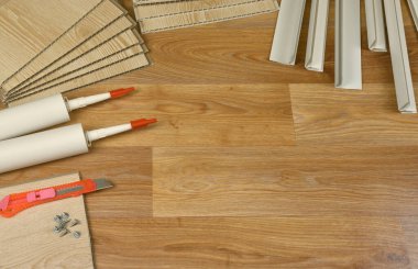 PVC tavan çalışması için malzeme seti. Yapıştırıcı şişeler ve plastik köşeli PVC paneller. Kapalı VPC kaplama kiti. İç yenileme çalışmaları veya inşaat malzemeleri