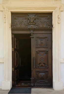 18. yüzyılın kalesinden ya da kalesinden yapılmış tuğladan taş duvarlı çok eski katı bir kapı. Kapısı kapalı, tam çerçeve duvar.