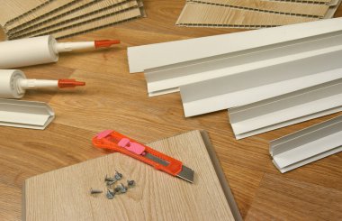PVC tavan çalışması için malzeme seti. Yapıştırıcı şişeler ve plastik köşeli PVC paneller. Kapalı VPC kaplama kiti. İç yenileme çalışmaları veya inşaat malzemeleri
