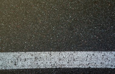 Yüzeyde asfalt pürüzleri var. Asfalt koyu gri kumlu yol. Desen Arkaplanı Üst Görünümü Kapat