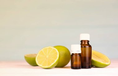 Turunçgil özlü yağ şişesi. Seçici odaklanma. Spa günü, limon özlü taze yağ şişesi konsepti.