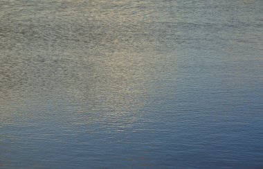 Perspektif içinde baskılı rüzgarın etkisi altında karanlık nehir su doku. Yatay görüntü