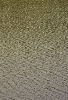 Perspektif içinde baskılı rüzgarın etkisi altında karanlık nehir su doku. Dikey görüntü