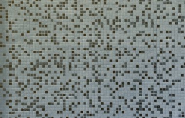 Çeşitli küçük kare çini mozaik ile dekore edilmiş duvar dokusu. Seramik karo duvara soyut desen