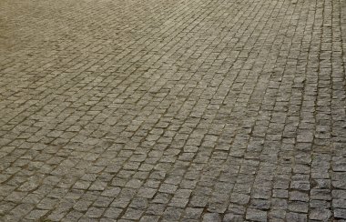 Parlak güneş ışığı altında kare şeklin birçok küçük taşları kaldırım levha (kaldırım taşları) doku