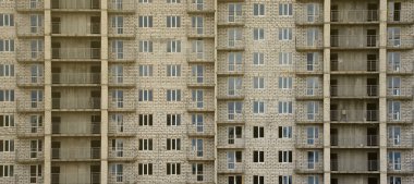 Bir Rus whitestone konut ev birçok pencere ve balkon yapım aşamasında olan duvar inşa dokulu deseni