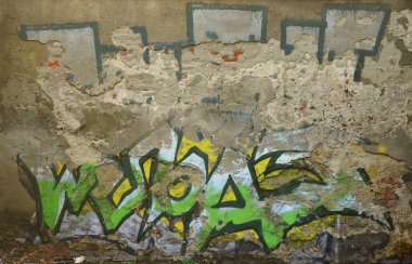 Renkli grafiti çizimler tarafından şımarık kemiksiz sıva ile eski bir beton duvar