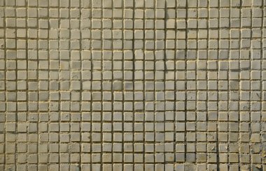 Beton duvar eski doku sığ döşemeleri kare şeklinin bir kaplama ile gri boyalı. Arka plan resmi bir duvar birçok kare beyaz çini