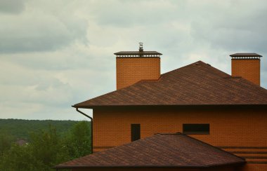 Evde yüksek kaliteli çatı Zona (asfalt fayans) ile donatılmıştır. Mükemmel çatı iyi bir örnek. Çatı güvenilir bir şekilde olumsuz hava şartlarından korunan