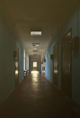 İhmal edilen bir kamu Binası kasvetli koridor. Bir yoksul konut yüksek katlı binada kamusal alan