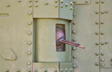 Metalden yapılmış ve çok sayıda ile takviyeli tank Duvar dokusu cıvata ve perçin. İkinci Dünya Savaşı rehberli bir makineli tüfek ile mücadele bir araçtan kapsayan görüntüleri